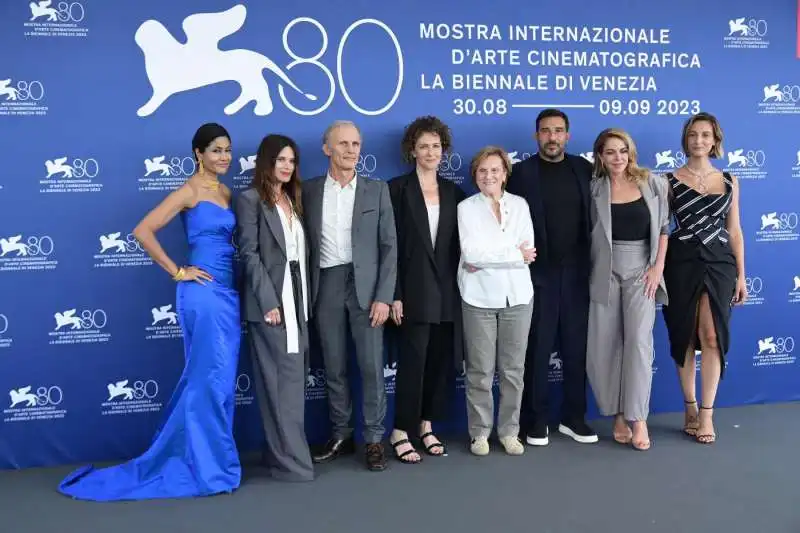 cast di l ordine del tempo sul red carpet del festival del cinema di venezia  