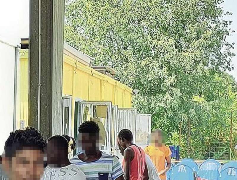 centro accoglienza migranti quartiere vallette torino 1