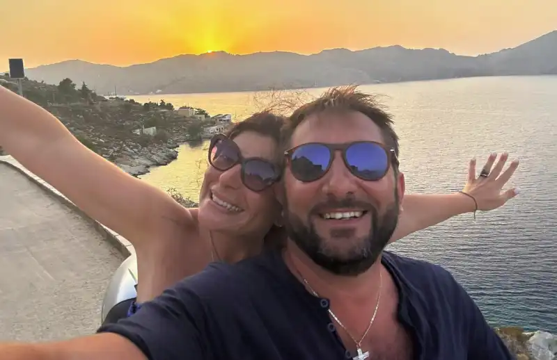 CHIARA COLOSIMO E IL COMPAGNO IN VACANZA IN GRECIA 