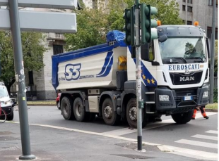 Ciclista travolta da un camion in viale Caldara a Milano