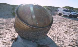 cilindro ritrovato su una spiaggia in australia 1