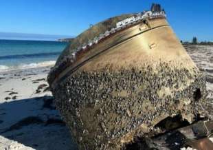 cilindro ritrovato su una spiaggia in australia 3