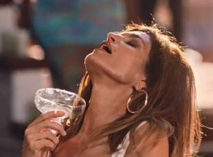 cindy crawford e lo spot della tequila casamigos 9