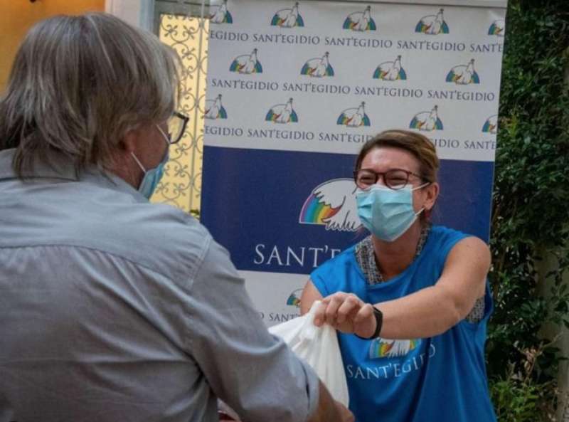 consegna di pacchi di cibo dalla comunita di sant egidio