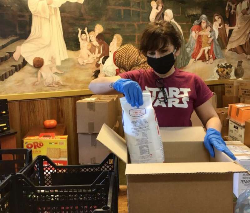 consegna di pacchi di cibo dalla comunita di sant egidio