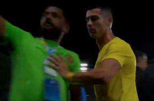 CRISTIANO RONALDO SPINTONA UN TIFOSO A BORDO CAMPO