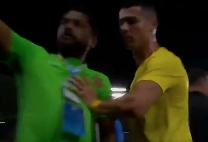 CRISTIANO RONALDO SPINTONA UN TIFOSO A BORDO CAMPO