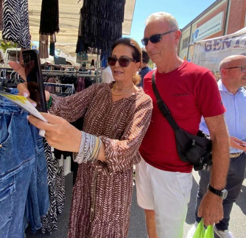 daniela santanche al mercato di tonfano, a marina di pietrasanta 2