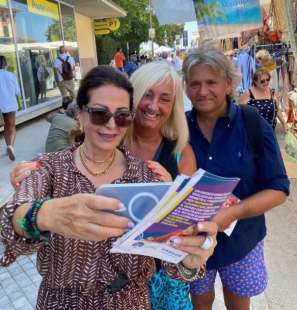 daniela santanche al mercato di tonfano, a marina di pietrasanta 3