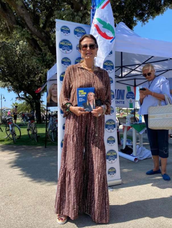 daniela santanche al mercato di tonfano, a marina di pietrasanta 7