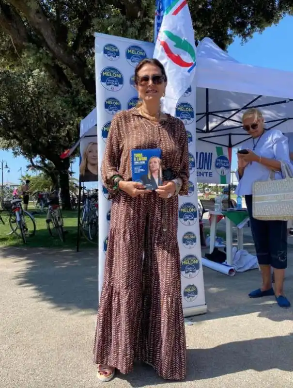 daniela santanche al mercato di tonfano, a marina di pietrasanta   7