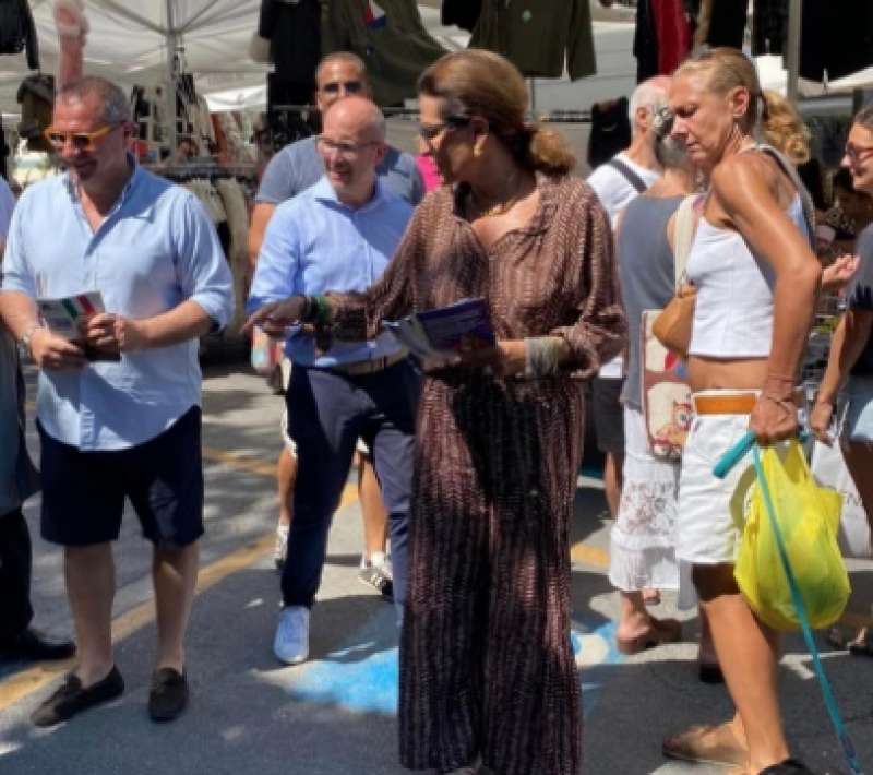 daniela santanche al mercato di tonfano, a marina di pietrasanta 8