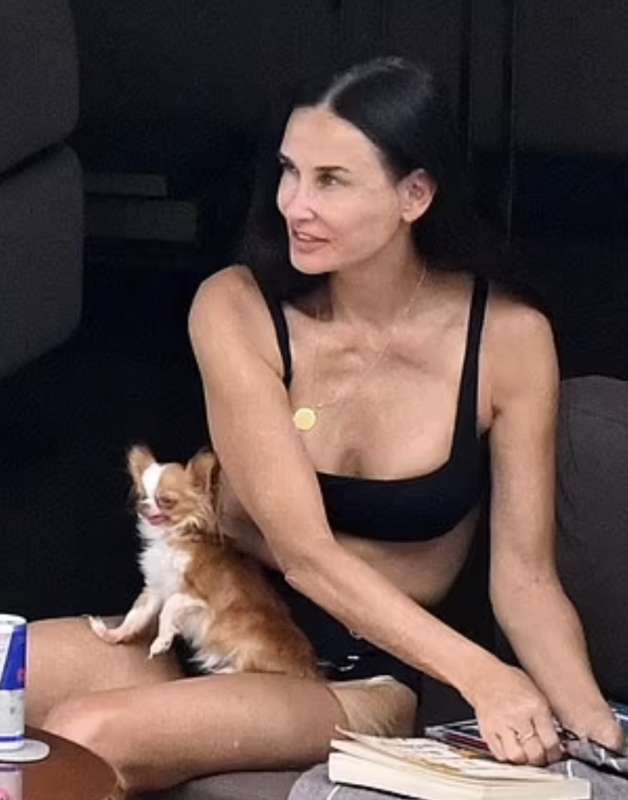 demi moore in bikini in uno yacht, in grecia 10