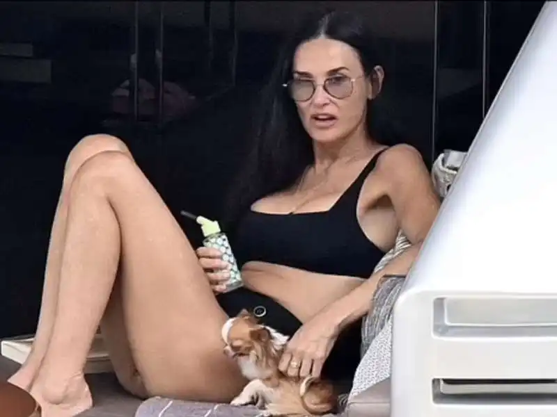 demi moore in bikini in uno yacht, in grecia   3