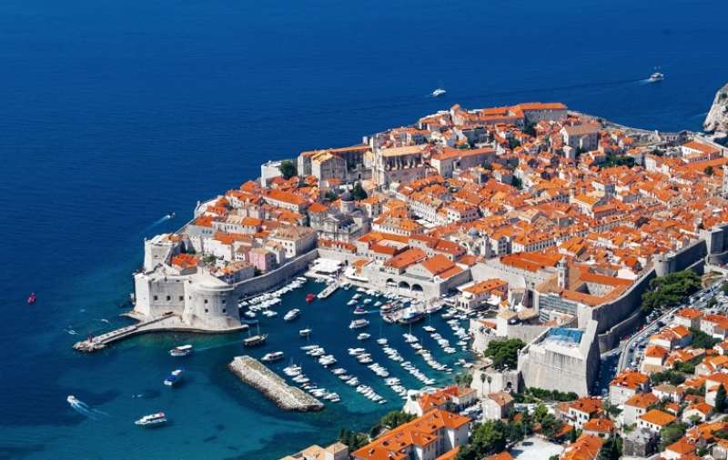 Multa di 265 euro per chi trascina la valigia con ruote a Dubrovnick? Ecco  come stanno davvero le cose - Il Fatto Quotidiano