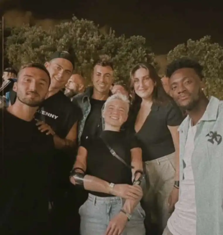 dybala el shaarawi e bebe vio  al concerto di travis scott