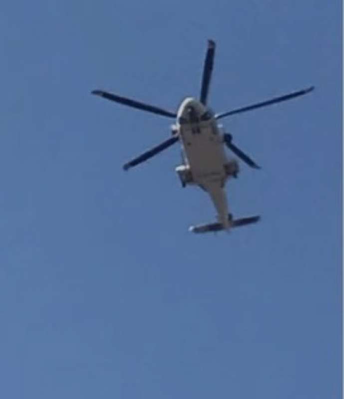 elicottero della polizia sopra il cielo di ostia