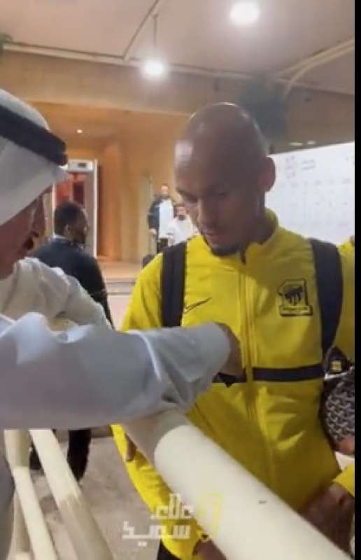 fabinho riceve un rolex daytona da un tifoso 1