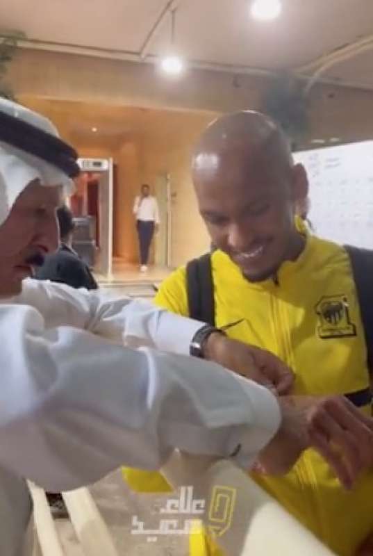 fabinho riceve un rolex daytona da un tifoso 2