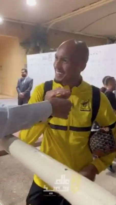 fabinho riceve un rolex daytona da un tifoso 6