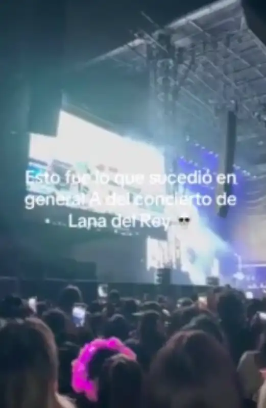 fan cadono al concerto di lana del rey a citta del messico 1