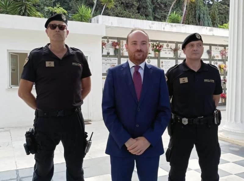 flavio di muro con i vigilantes del cimitero di ventimiglia