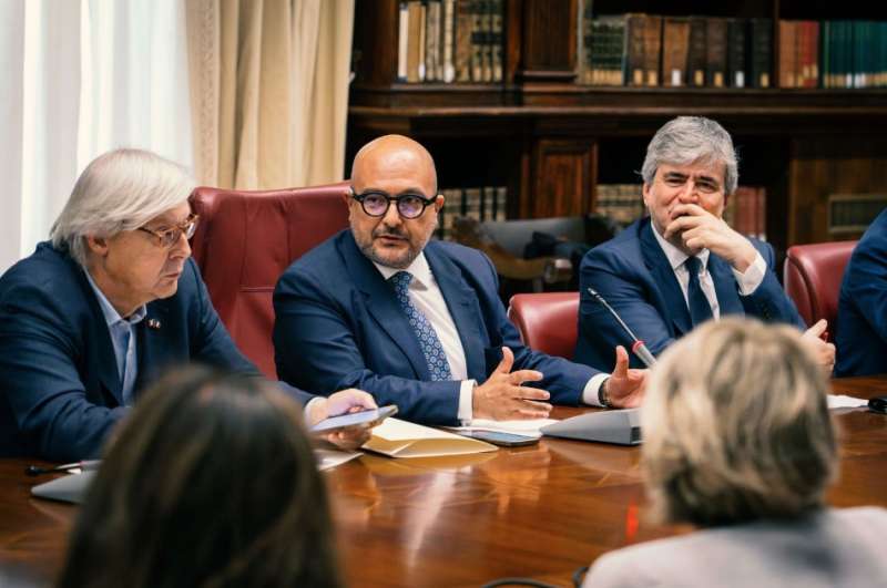 GENNARO SANGIULIANO - RIUNIONE A FERRAGOSTO CON VITTORIO SGARBI E I DIRETTORI GENERALI DEL MINISTERO DELLA CULTURA