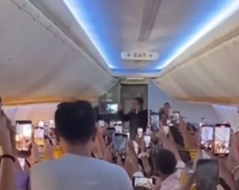 gianni morandi canta in aereo 3