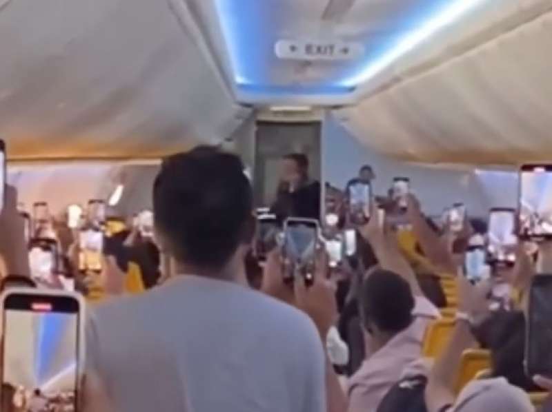 gianni morandi canta in aereo 4