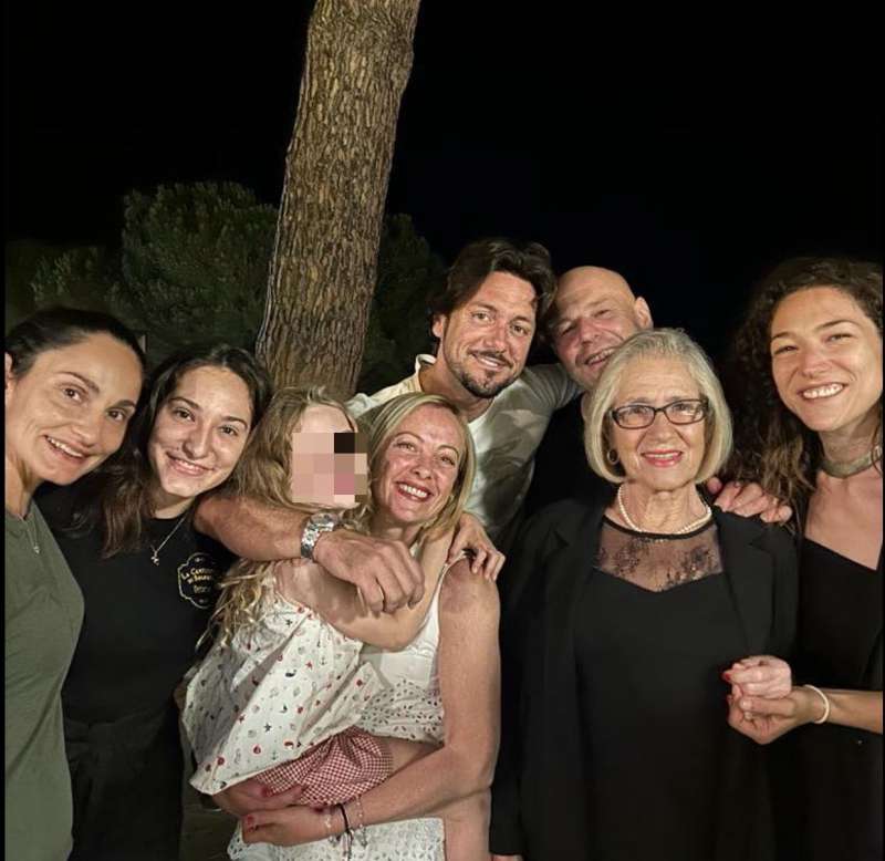 giorgia meloni con andrea giambruno e la figlia alla cantinetta di bolgheri