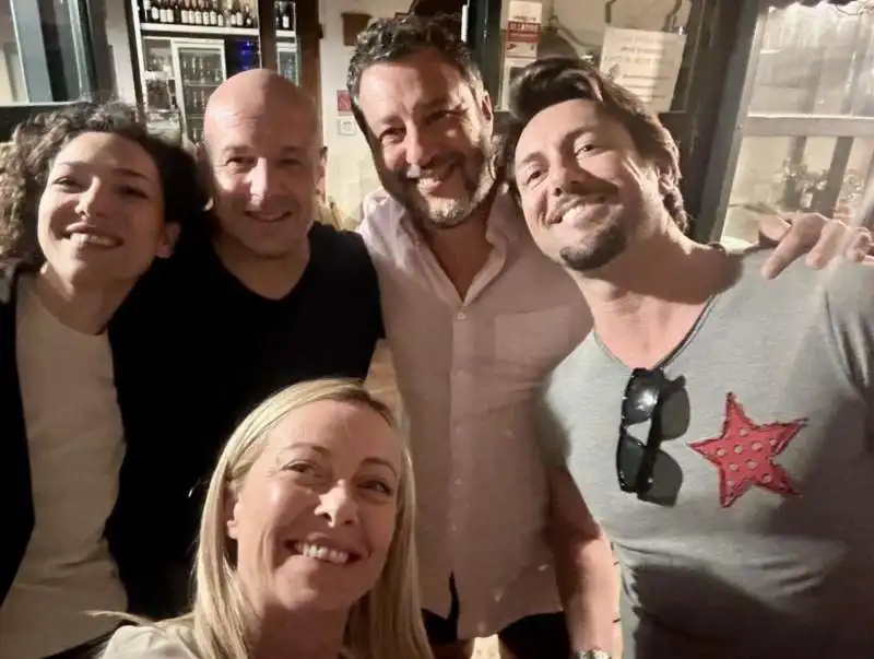 giorgia meloni con andrea giambruno, matteo salvini e francesca verdini alla cantinetta di bolgheri 