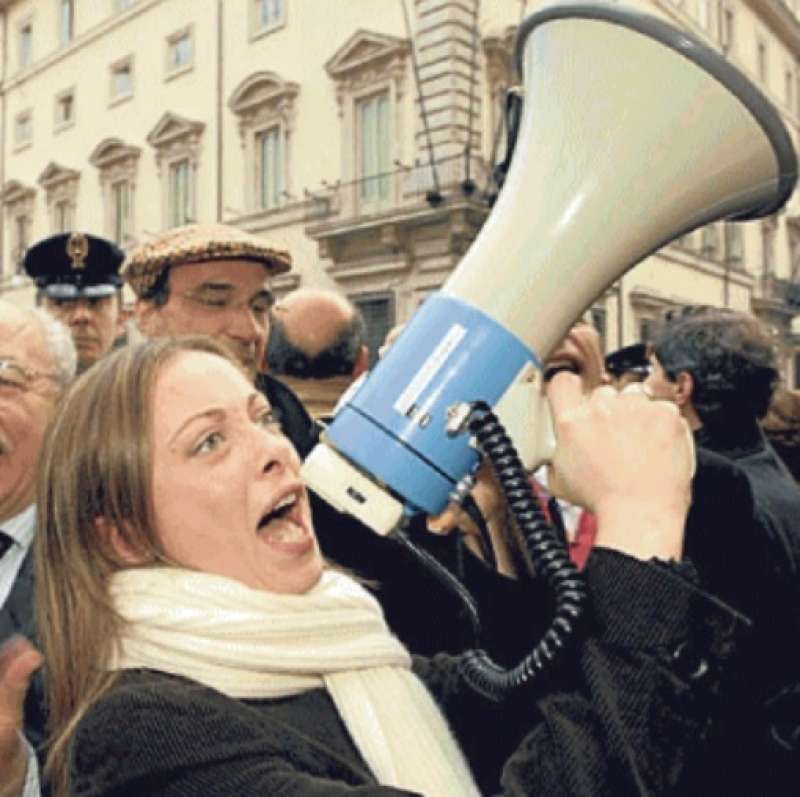 GIORGIA MELONI DURANTE UNA MANIFESTAZIONE A ROMA