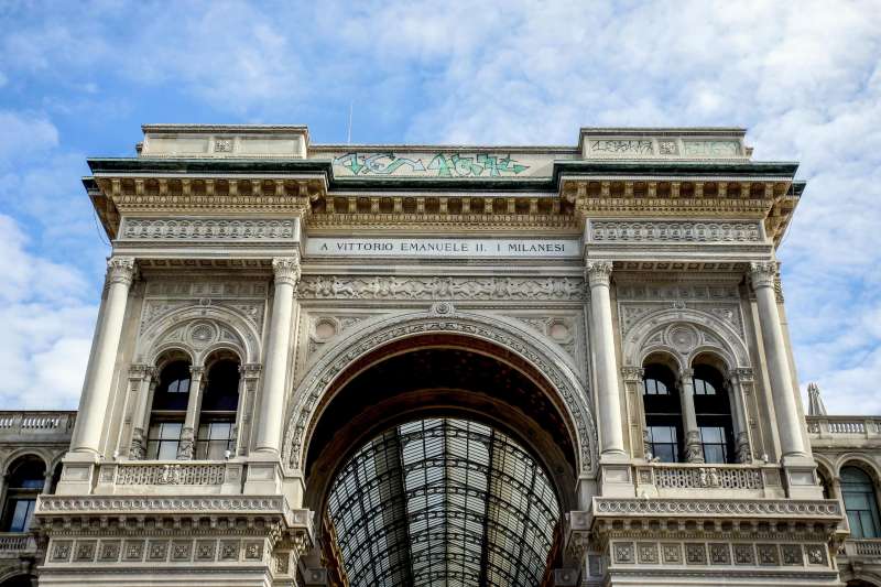 graffiti sul frontone della galleria vittorio emanuele ii a milano 1