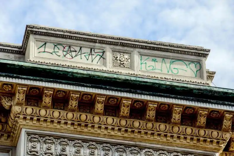 graffiti sul frontone della galleria vittorio emanuele ii a milano 5