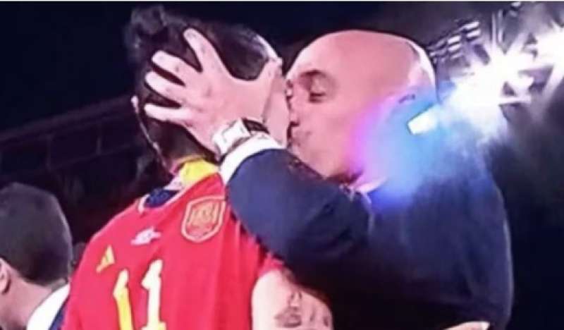 il presidente della federcalcio spagnola luis rubiales bacia jenni hermoso 3