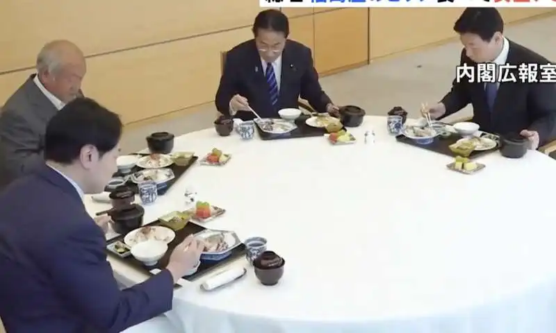 il primo ministro giapponese kishida e dei ministri si mangiano il pesce di fukushima   1