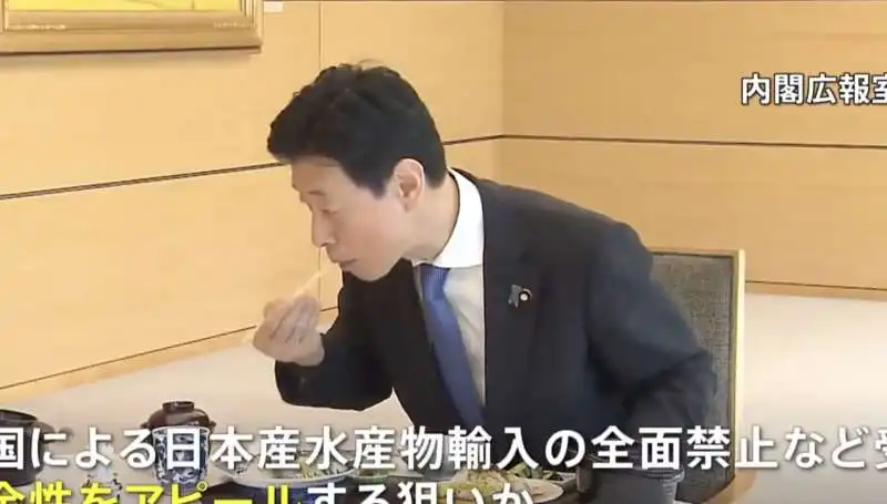 il primo ministro giapponese kishida e dei ministri si mangiano il pesce di fukushima   3