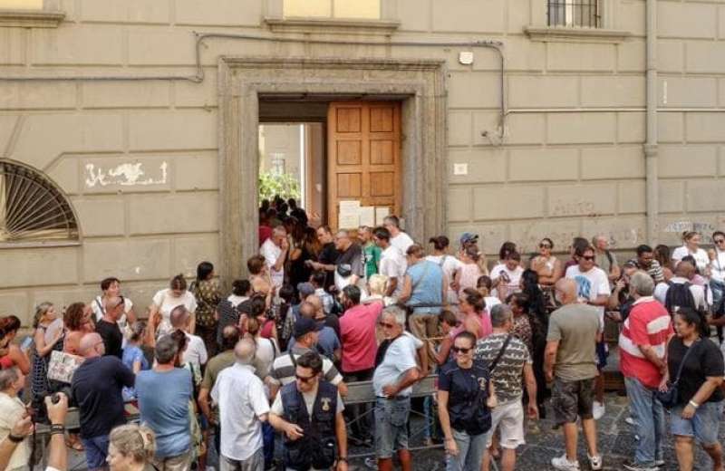 in fila per la social card a napoli