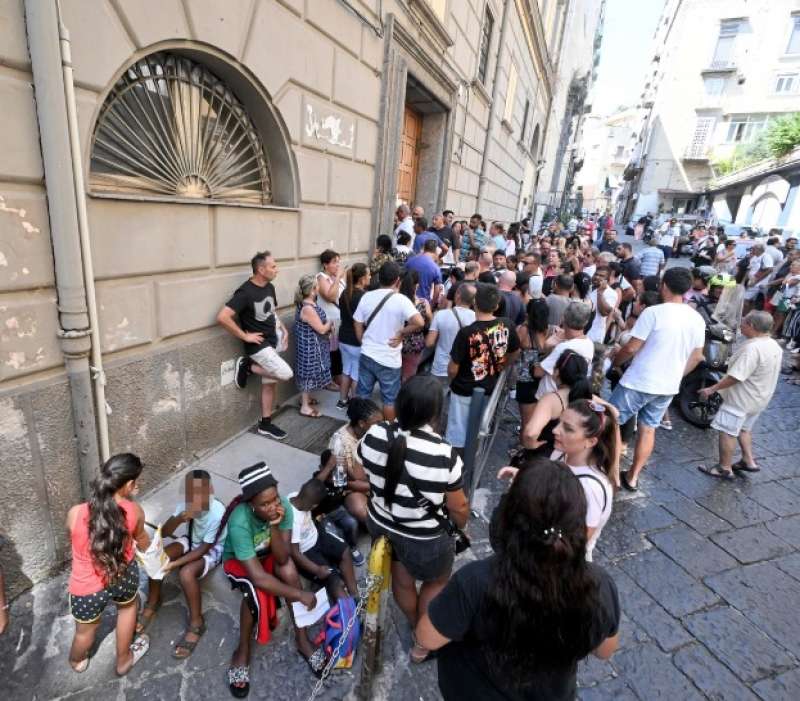 in fila per la social card a napoli