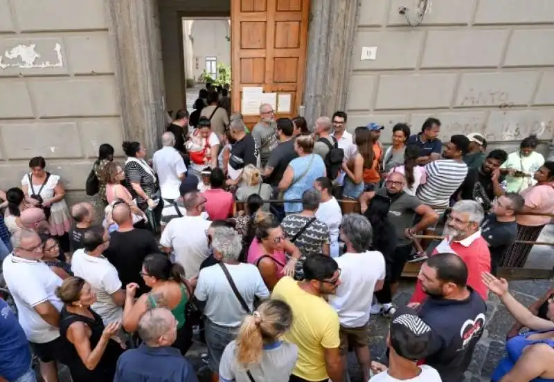 in fila per la social card a napoli