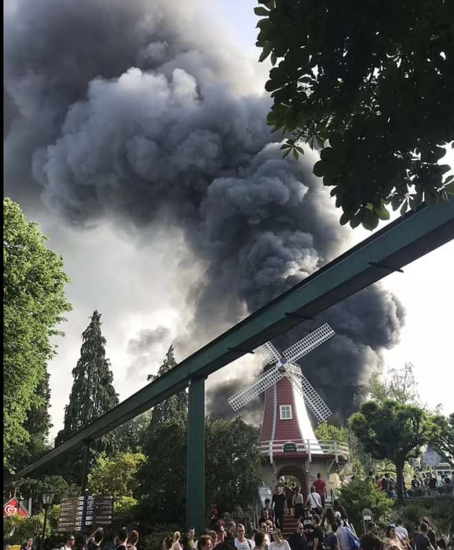 incendio al parco divertimenti europa park di rust, in germania 3