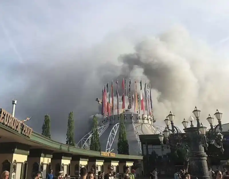 incendio al parco divertimenti europa park di rust, in germania    4