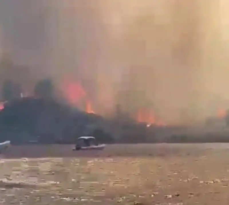 INCENDIO ALLA TONNARA DI SCOPELLO