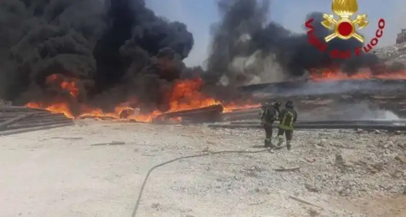 INCENDIO ALLA TONNARA DI SCOPELLO 