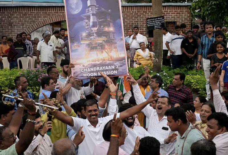 indiani felici per l allunaggio della sonda chandrayaan 3