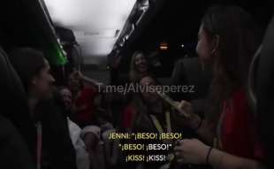 jenni hermoso mostra il bacio con luis rubiales e ride