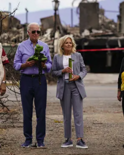 joe biden con la moglie jill visita le hawaii