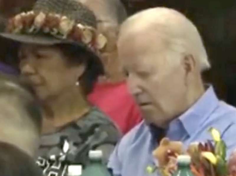 joe biden sembra addormentato all incontro con le vittime dell incendio alle hawaii