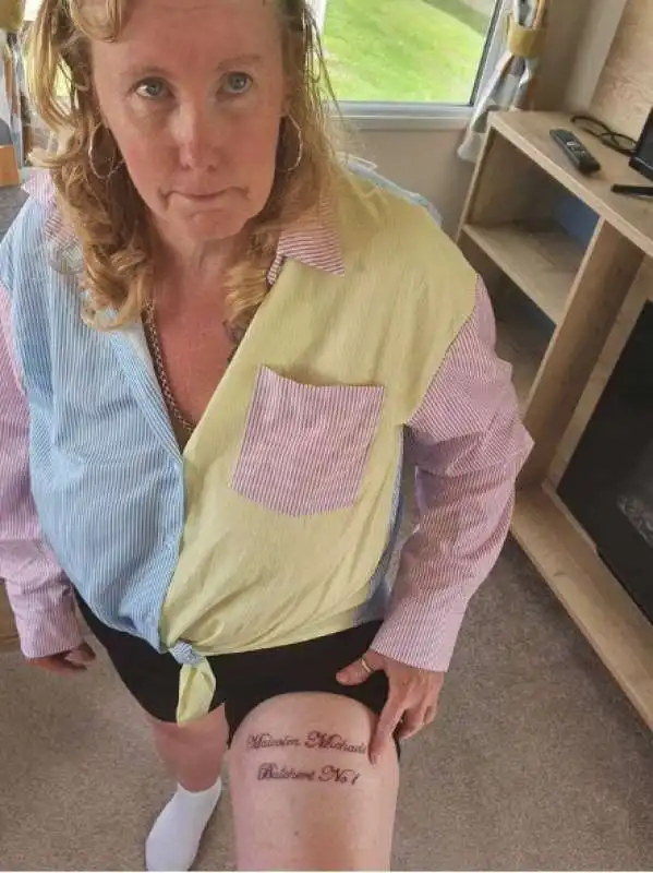 Julie Turner mostra il tatuaggio della sua macelleria di fiducia 