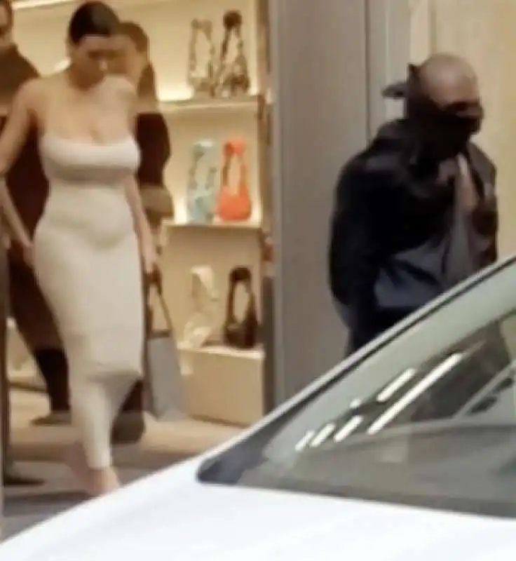 kanye west e bianca censori a piedi nudi a firenze 1